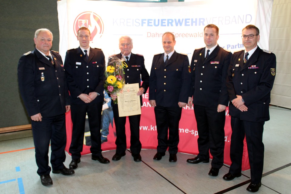 Manfred Mooser (FF Lübben/Stadt) als "Ehrenmitglied" aufgenommen