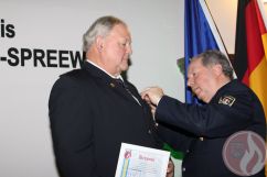 Dieter Heinze (Ehrenvorsitzender KFV LDS e.V.) - mit dem Ehrenzeichen des Kreisfeuerwehrverbandes Dahme-Spreewald e.V. in GOLD