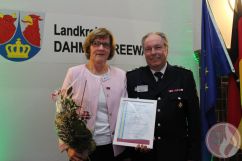 Silvia Enders (Leiterin Ordnungsamt Dahme-Spreewald) - mit dem Ehrenzeichen des Kreisfeuerwehrverbandes Dahme-Spreewald e.V. in GOLD