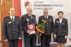 Dieter Heinze Vorsitzender des Kreisfeuerwehrverbandes LDS e.V., erhält das Brandenburger Feuerwehr Ehrenkreuz in GOLD (Quelle: LFV Brandenburg)