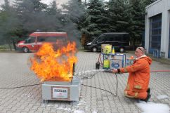 Bespiel Brandbekämpfung von Flüssigkeitsbränden (Quelle: Hartmut Heyde - Feuersozietät Berlin-Brandenburg) 
