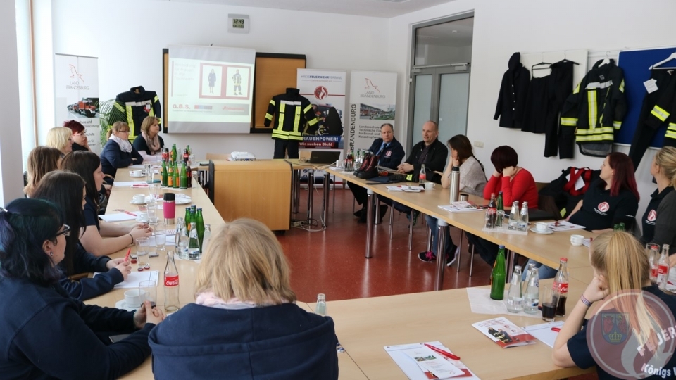 Vorstellung der "Feuerwehrbekleidung" für Frauen durch Jörg Schmidt (G.B.S. Gesellschaft für Brandschutz & Sicherheit)