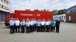 Gruppenfoto mit den Ehrenmitgliedern des Kreisfeuerwehrverbandes LDS bei der Berufsfeuerwehr Frankfurt (Oder).