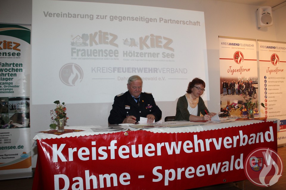 Vorsitzender KFV LDS e.V. Dieter Heinze und Vorsitzende g. Kinder- und Jugenderholung Dubrow-Dahmetal e.V. Elke Schumann unterzeichnen die Vereinbarung und die Kooperation