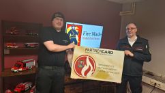 v.l. Falk-Ove Stange (Inhaber Fire Made) ubd Robin Hutzschenreuter (stellv. Vorsitzender KFV LDS e.V.)