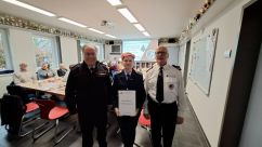 Auszeichnung Bianka Lottra (Freiwillige Feuerwehr Schlepzig) mit dem  Ehrenzeichen des KFVLDS in Bronze